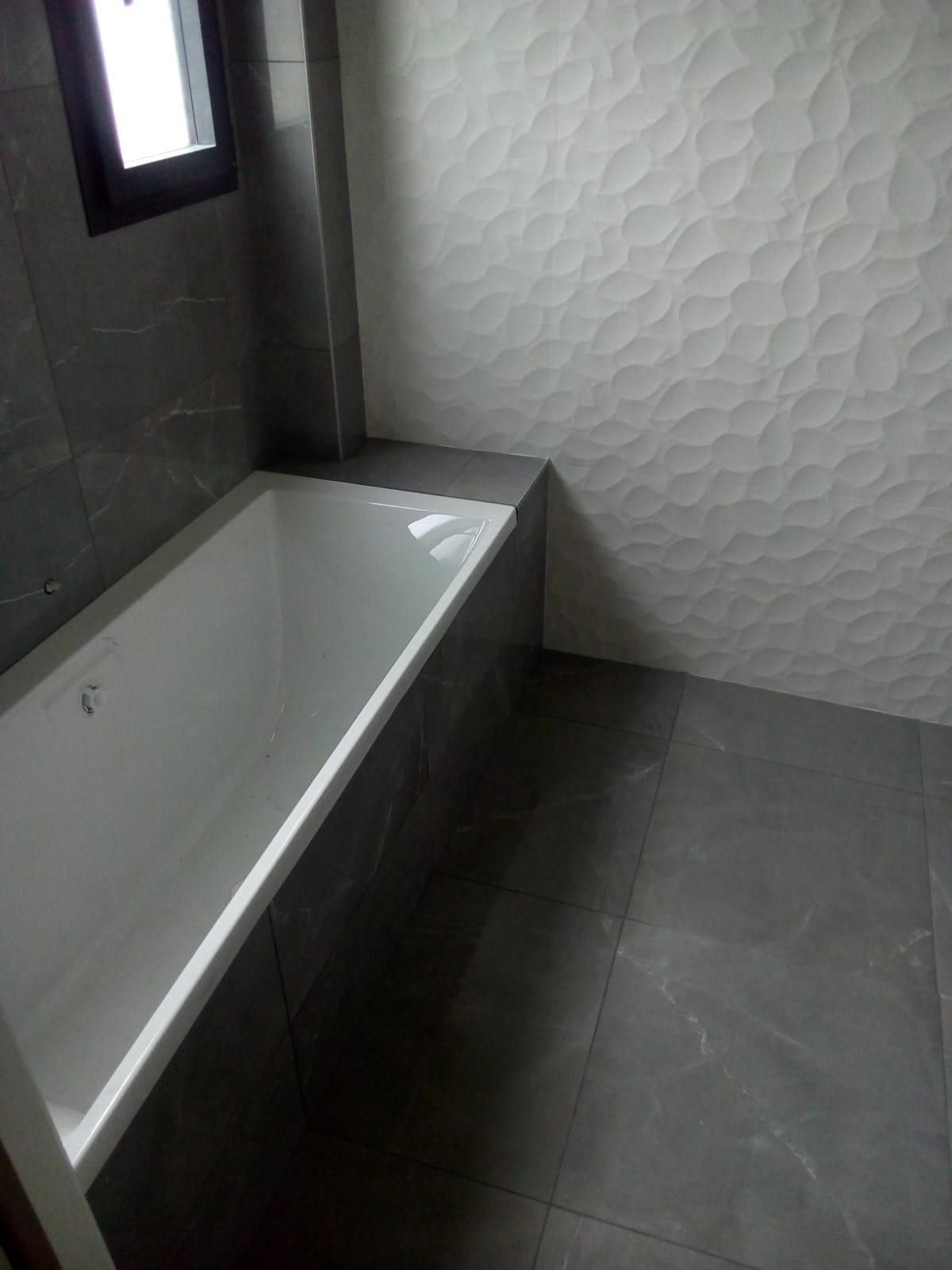 Salle de bain carrelée réalisé par ABC RENOV'NATION